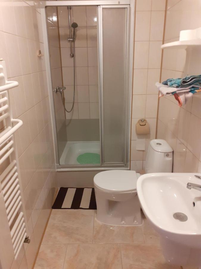 Wynajem Apartamentow I Pokoi. Ustronie Morskie Extérieur photo